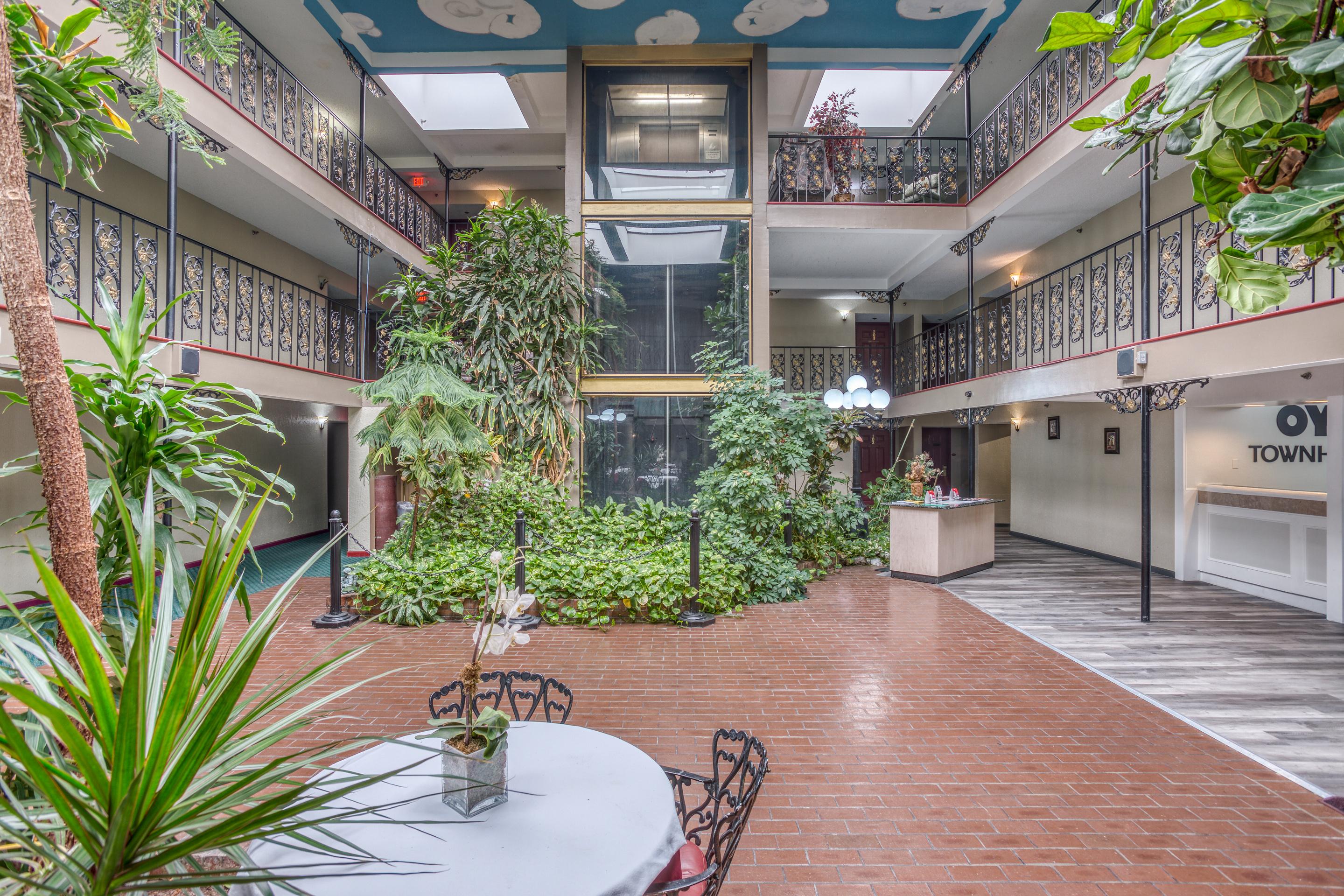 Отель Oyo Townhouse Tulsa Woodland Hills Экстерьер фото