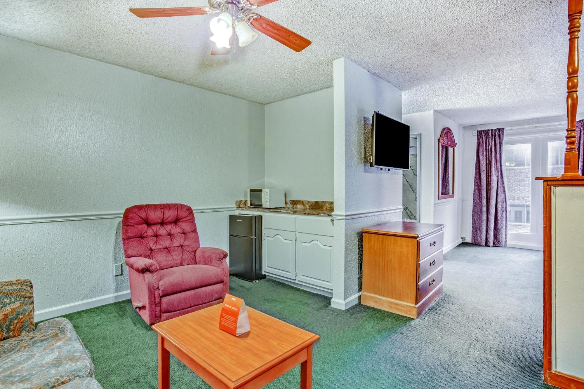Отель Oyo Townhouse Tulsa Woodland Hills Экстерьер фото